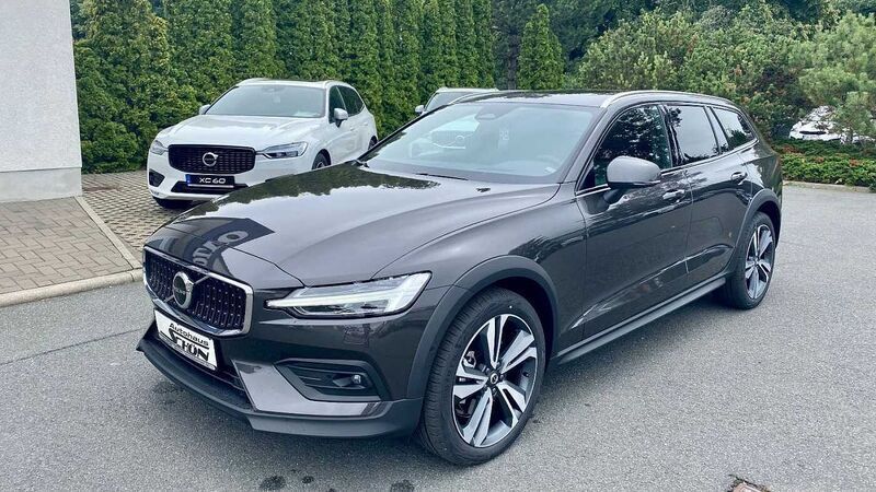 Gebraucht 2023 Volvo V60 CC Kombi | 50.890 € - Bild 1/4