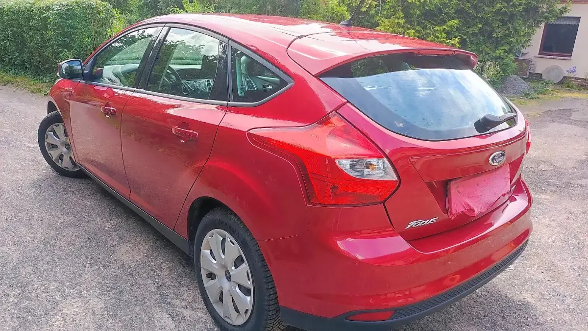 Gebraucht Ford Focus Trend 100 PS (73 kW) 2014 Rot Limousine