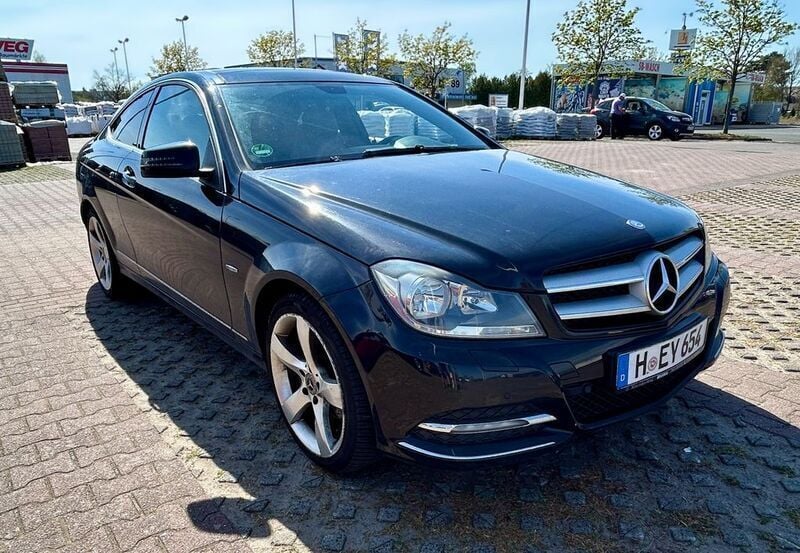 Schwarz Gebraucht 2012 Mercedes C220 Avantgarde Limousine | 6.100 € (Superpreis) - Bild 1/4