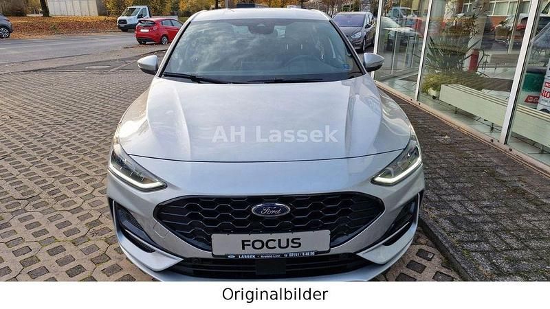 Silber Gebraucht 2025 Ford Focus ST-Line Limousine | 26.799 € (Guter Preis) - Bild 1/4
