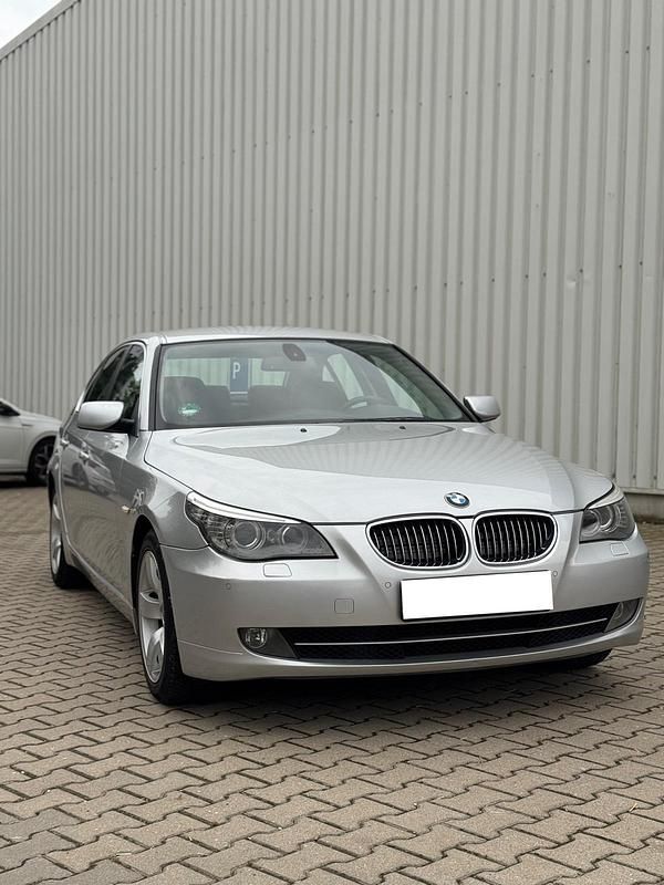 Silber Gebraucht 2008 BMW 530 Limousine | 4.900 € (Superpreis) - Bild 1/4
