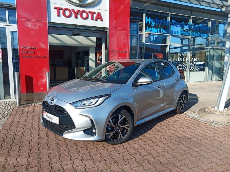 Silber Neu 2025 Toyota Yaris Hybrid Limousine | 27.390 € (Fairer Preis) - Bild 1/4