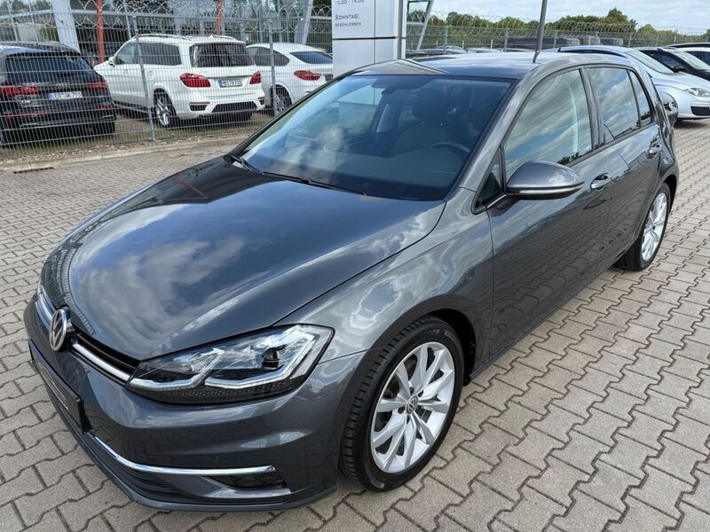 Indiumgrau metallic Gebraucht 2018 VW Golf VII Highline Limousine | 12.990 € (Guter Preis) - Bild 1/4