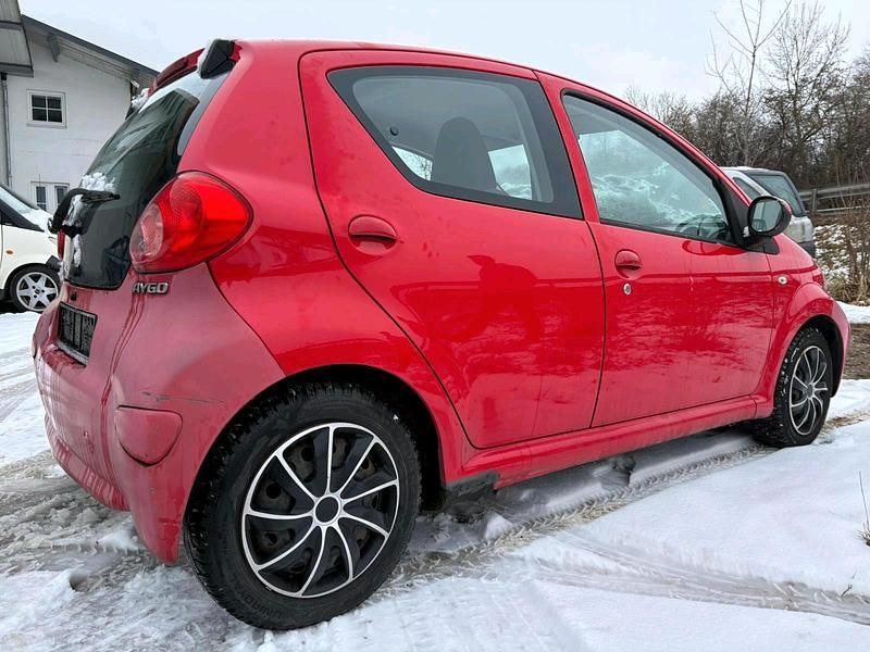 Gebraucht Toyota Aygo 70 PS (51 kW) 2006 Rot Kleinwagen