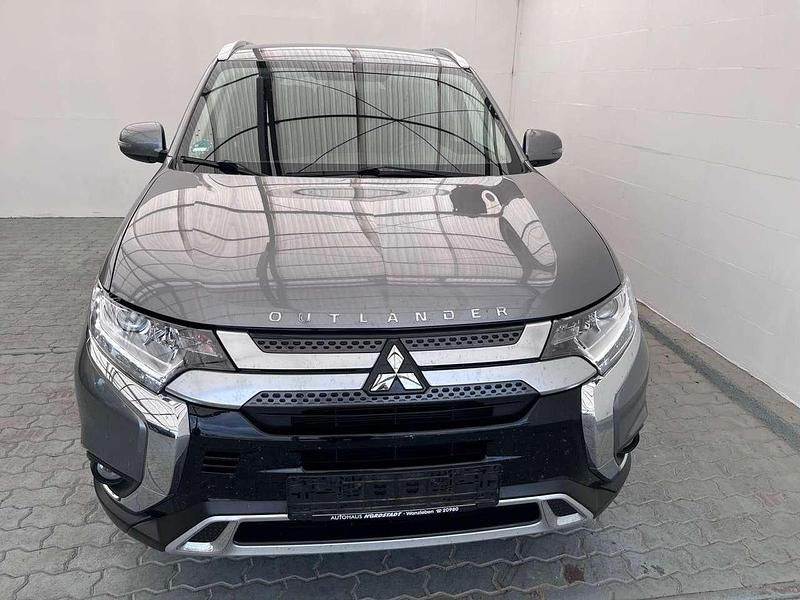 Grau Gebraucht 2020 Mitsubishi Outlander Diamant Edition SUV | 19.700 € (Fairer Preis) - Bild 1/4