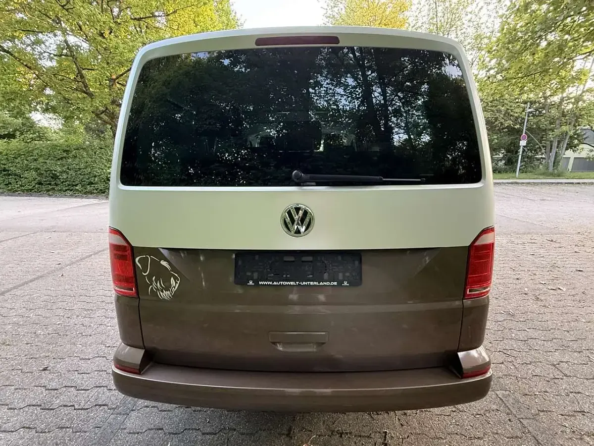 Gebraucht VW Multivan Comfortline 204 PS (150 kW) 2018 Bambusgarden green metallic Van / Kleinbus