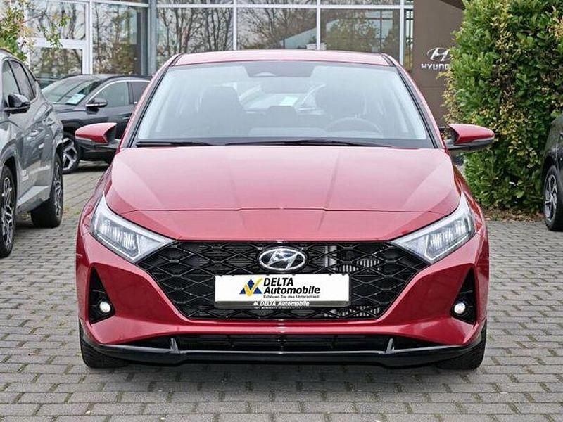 Gebraucht Hyundai i20 Trend 101 PS (74 kW) 2023 Dragon red Kleinwagen