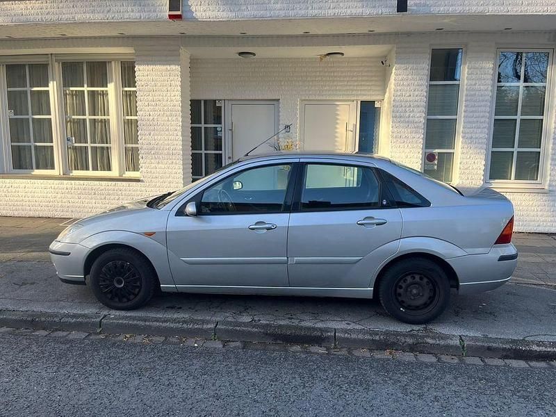 Gebraucht Ford Focus Ghia 101 PS (74 kW) 2002 Silber Limousine