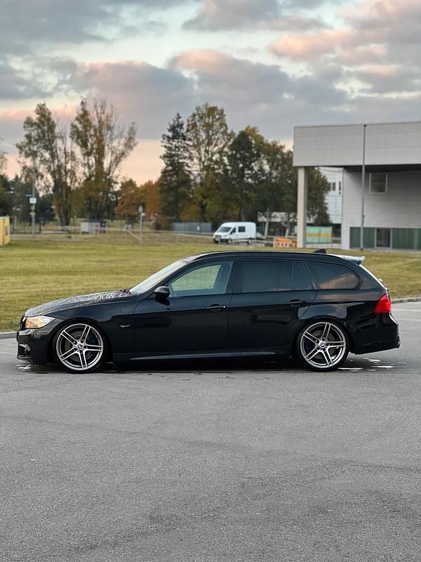 Schwarz Gebraucht 2011 BMW 330 M Sport Kombi | 13.900 € - Bild 1/4
