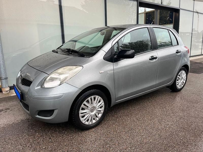 Silber Gebraucht 2009 Toyota Yaris Cool Limousine | 3.299 € (Fairer Preis) - Bild 1/4