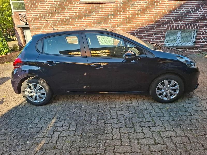 Blau Gebraucht 2018 Peugeot 208 Active Kleinwagen | 7.800 € (Fairer Preis) - Bild 1/4