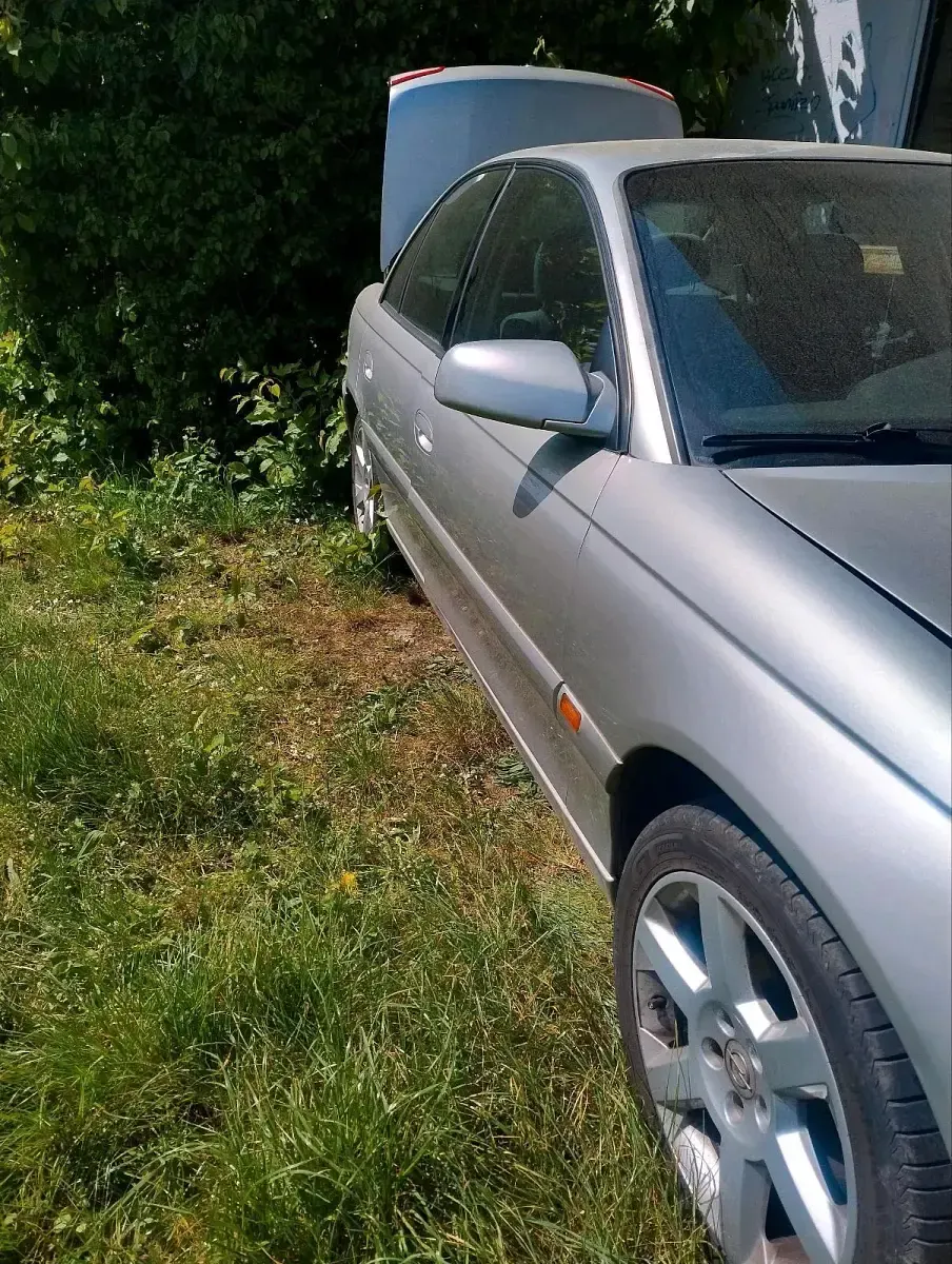Second-hand Opel Omega 144 CP (105 kW) 2000 Argintiu Berlinǎ