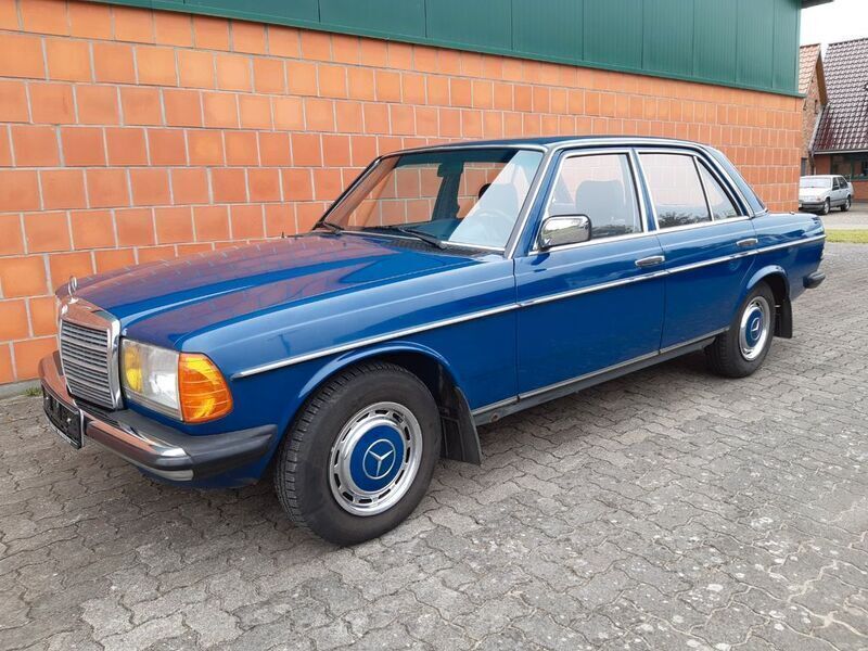 Gebraucht Mercedes 240 72 PS (52 kW) 1982 Surfblau Limousine