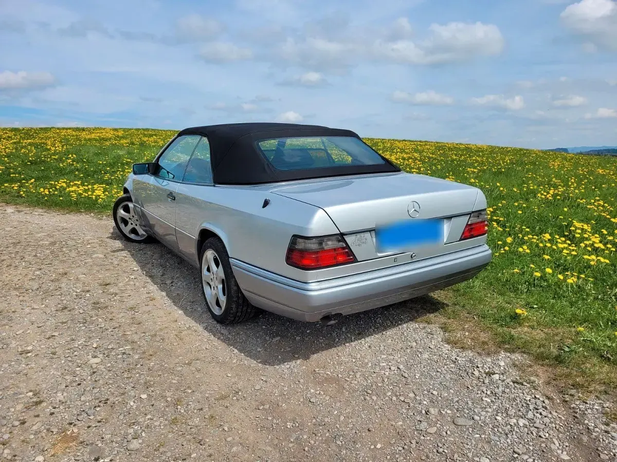 Gebraucht Mercedes 220 150 PS (110 kW) 1993 Silber Cabrio