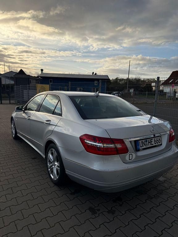 Gebraucht Mercedes E220 Avantgarde 170 PS (125 kW) 2011 Silber Limousine