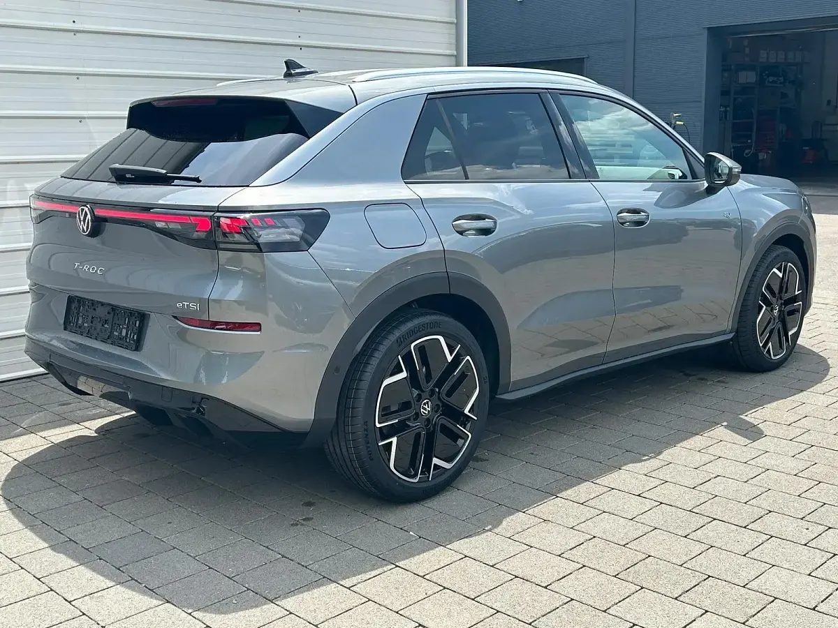 Neu VW T-Roc R-line 150 PS (110 kW) 2026 Wolf grey metallic SUV