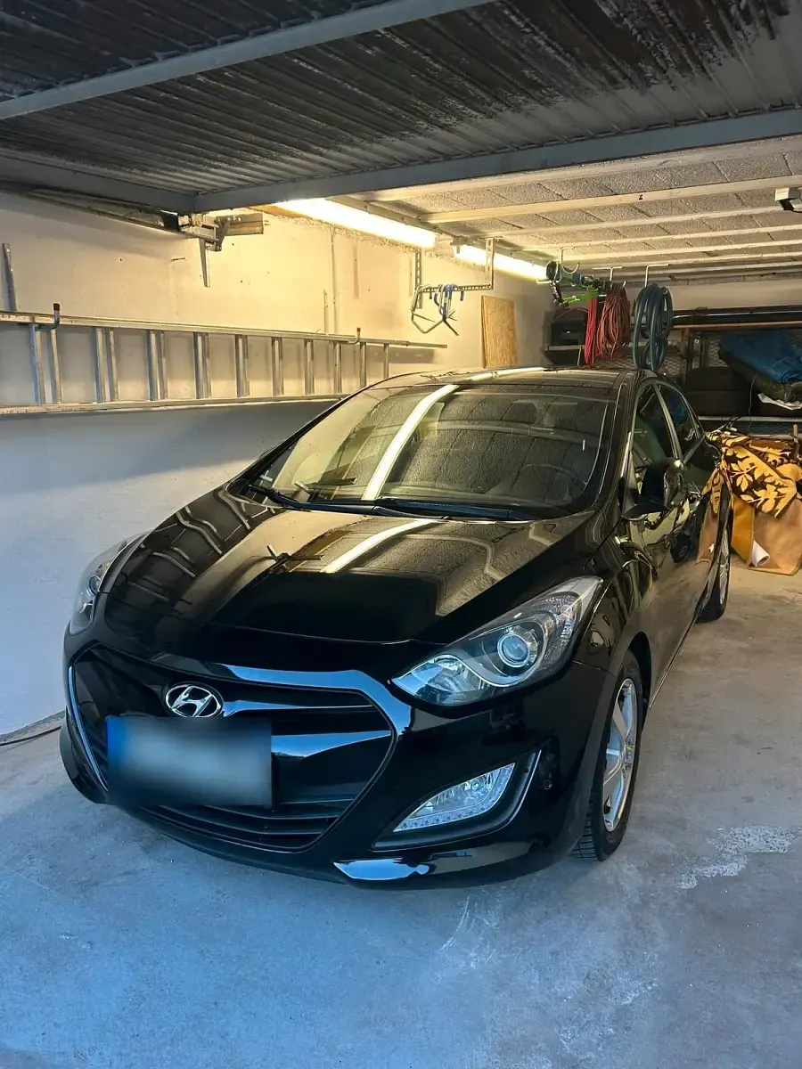 Gebraucht Hyundai i30 Premium 99 PS (72 kW) 2012 Schwarz Limousine