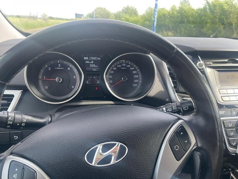 Weiß Gebraucht 2013 Hyundai i30 Limousine | 6.300 € - Bild 1/4