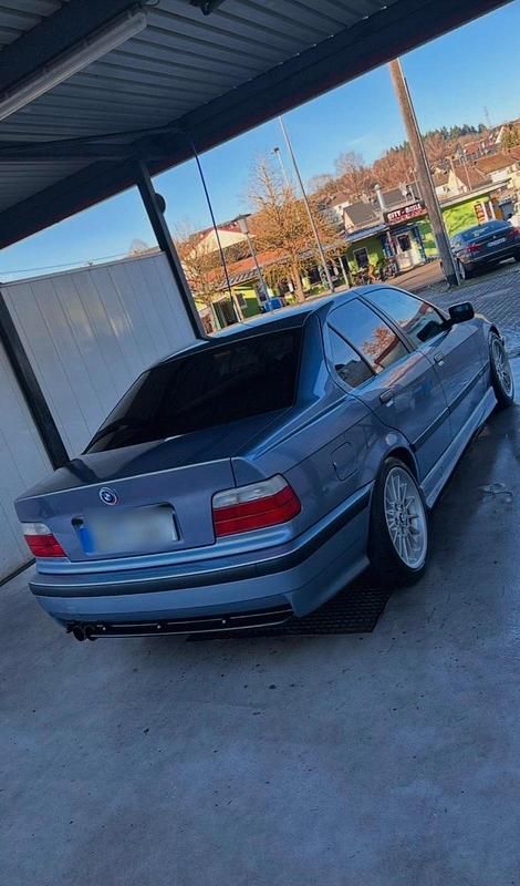 Gebraucht BMW 318 M Sport 115 PS (84 kW) 1993 Andere farben Limousine