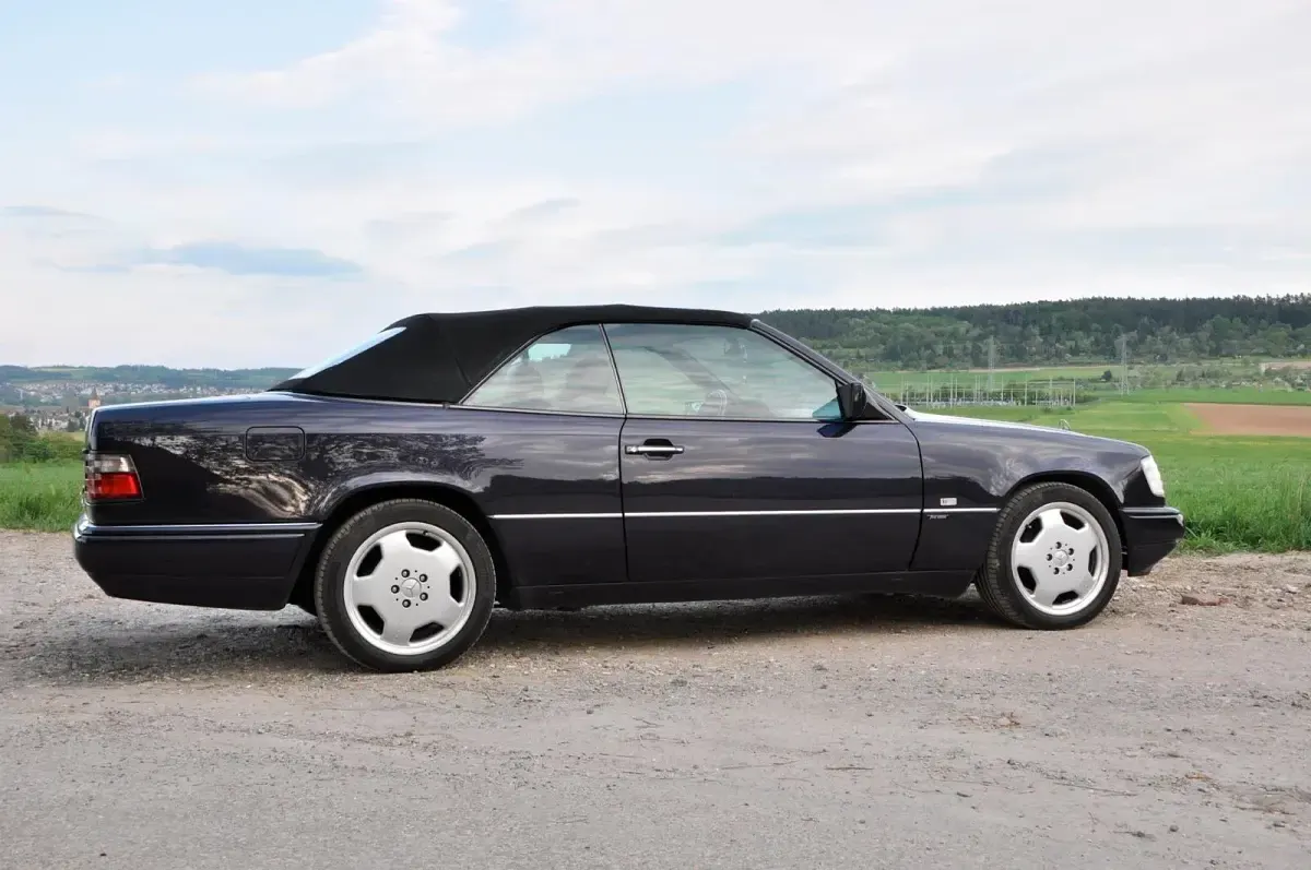 Używany Mercedes E220 Edition 150 KM (110 kW) 1997 Purpurowy Kabriolet