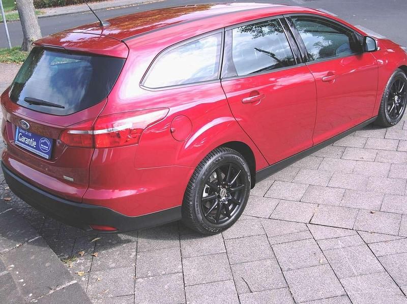 Gebraucht Ford Focus Trend 101 PS (74 kW) 2015 Red candy/candy red Kombi
