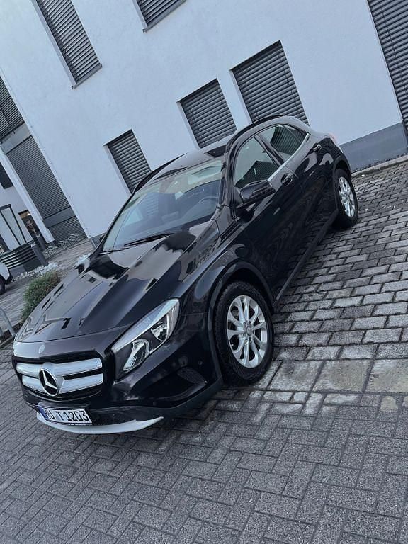 Schwarz Gebraucht 2016 Mercedes GLA200 SUV | 13.300 € (Superpreis) - Bild 1/4