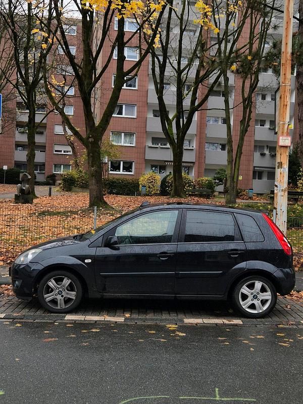 Schwarz Gebraucht 2010 Ford Fiesta Limousine | 1.350 € (Superpreis) - Bild 1/4