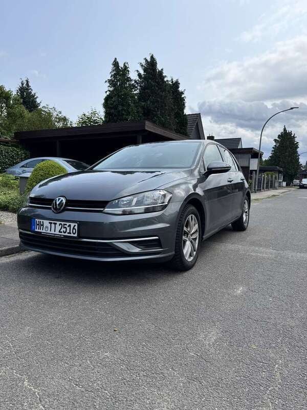 Grau Gebraucht 2019 VW Golf VII Comfortline Limousine | 18.000 € (Fairer Preis) - Bild 1/4