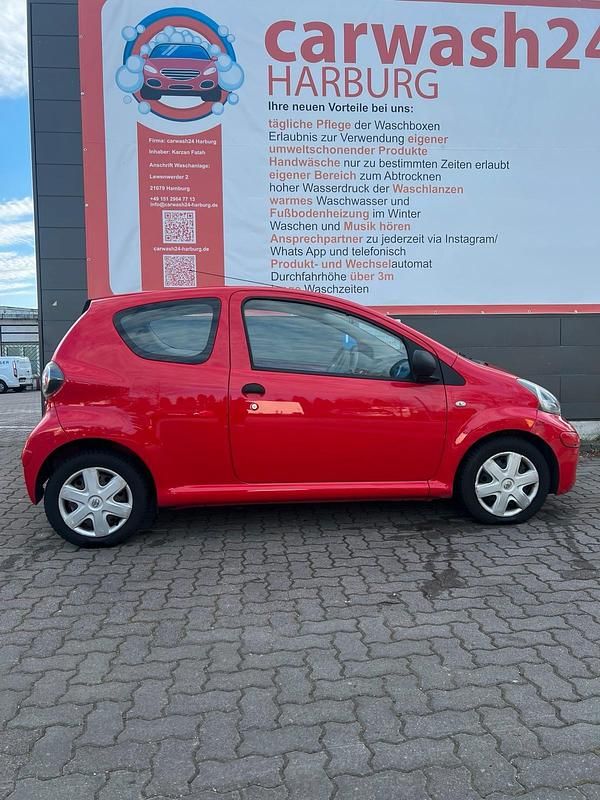 Gebraucht Toyota Aygo 68 PS (50 kW) 2010 Rot Kleinwagen
