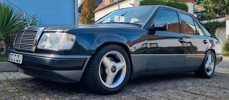 Schwarz Gebraucht 1991 Mercedes E260 Limousine | 7.980 € - Bild 1/4