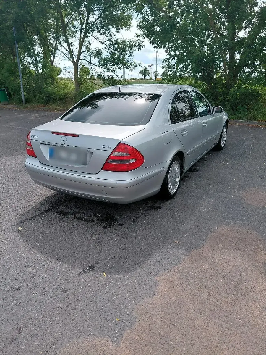 Gebraucht Mercedes E220 150 PS (110 kW) 2003 Silber Limousine