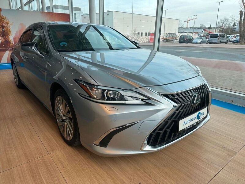 Silber Gebraucht 2023 Lexus ES300H Limousine | 29.900 € (Fairer Preis) - Bild 1/4