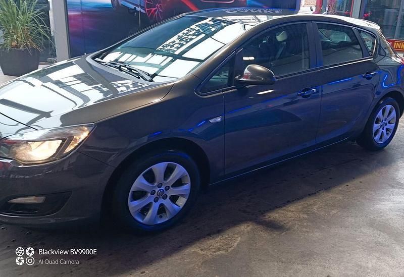 Grau Gebraucht 2014 Opel Astra Style Limousine | 4.990 € (Guter Preis) - Bild 1/4