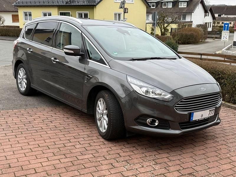 Gebraucht Ford S-MAX Titanium 150 PS (110 kW) 2017 Grau Van / Kleinbus