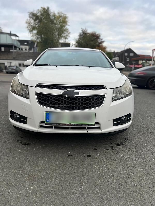 Weiß Gebraucht 2010 Chevrolet Cruze Limousine | 2.000 € - Bild 1/4