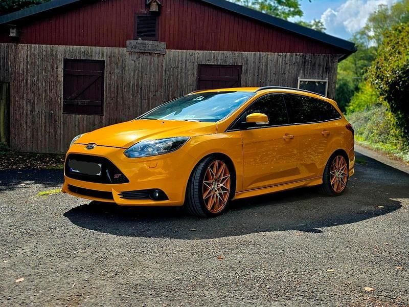 Orange Gebraucht 2013 Ford Focus ST Kombi | 10.299 € - Bild 1/4