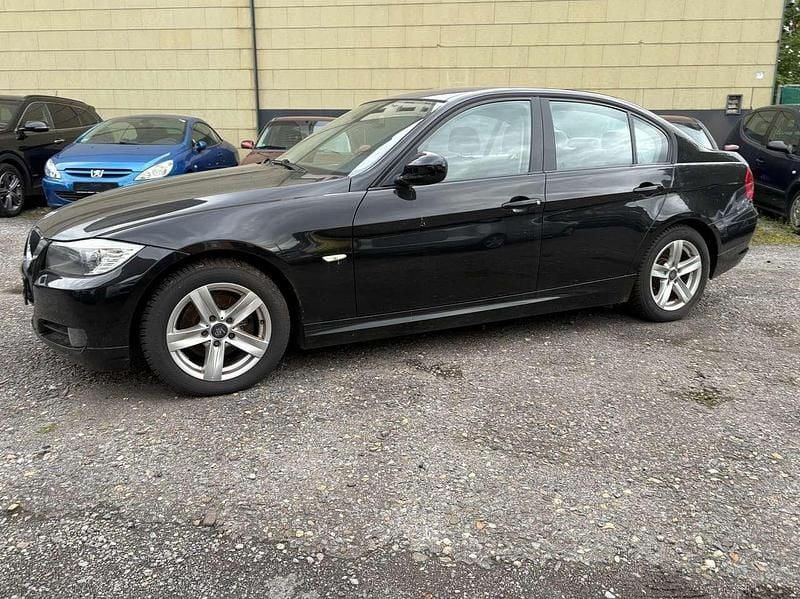 Gebraucht BMW 318 143 PS (105 kW) 2009 Schwarz Limousine