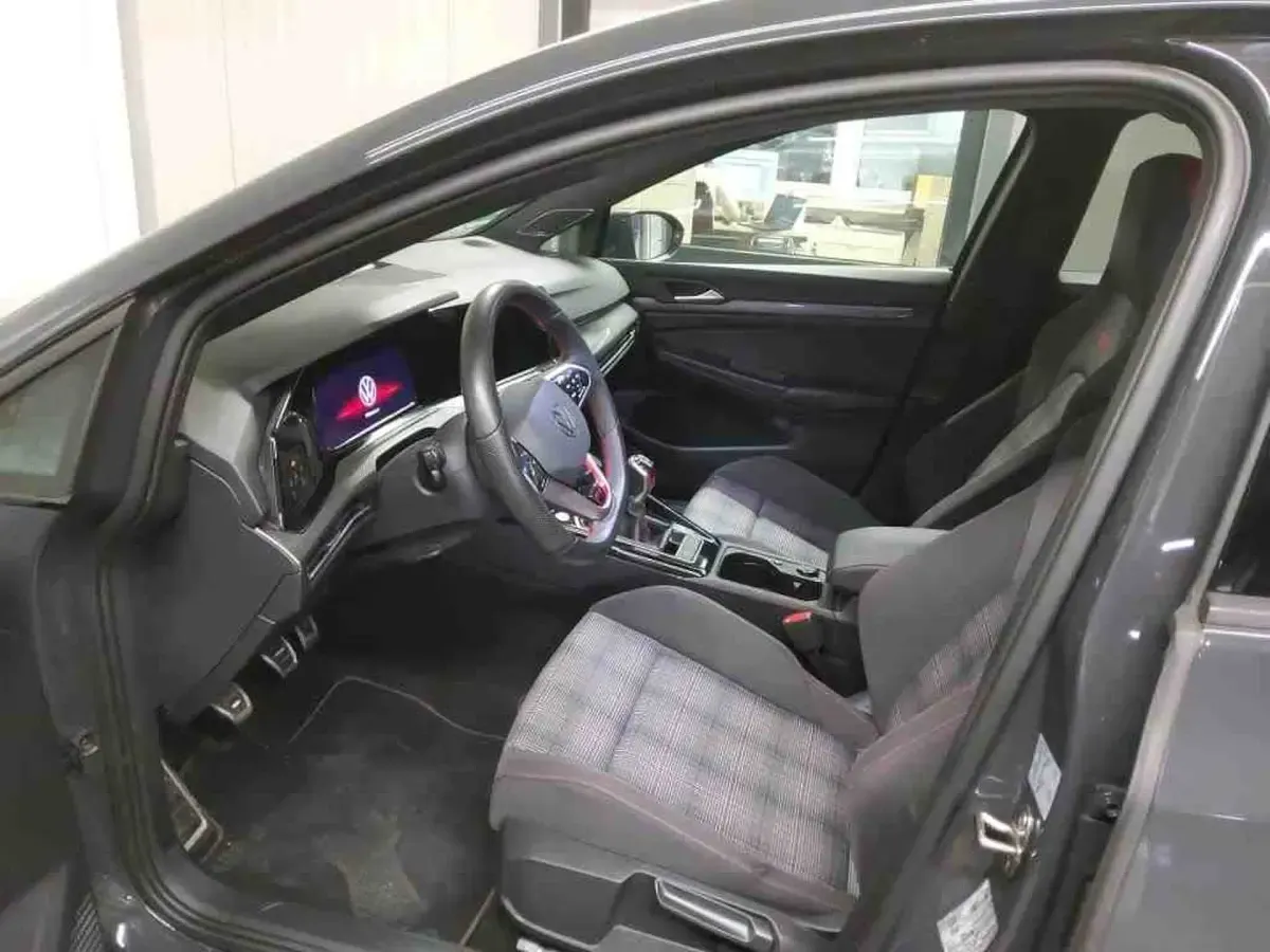 Gebraucht VW Golf VIII GTI 245 PS (180 kW) 2024 Grau Limousine
