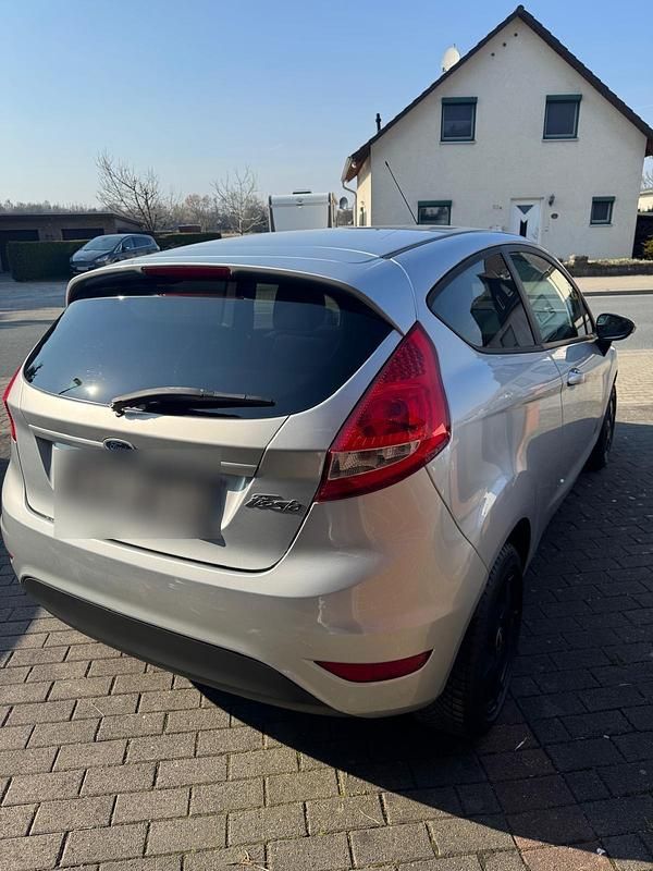 Gebraucht Ford Fiesta 60 PS (44 kW) 2010 Silber Kleinwagen