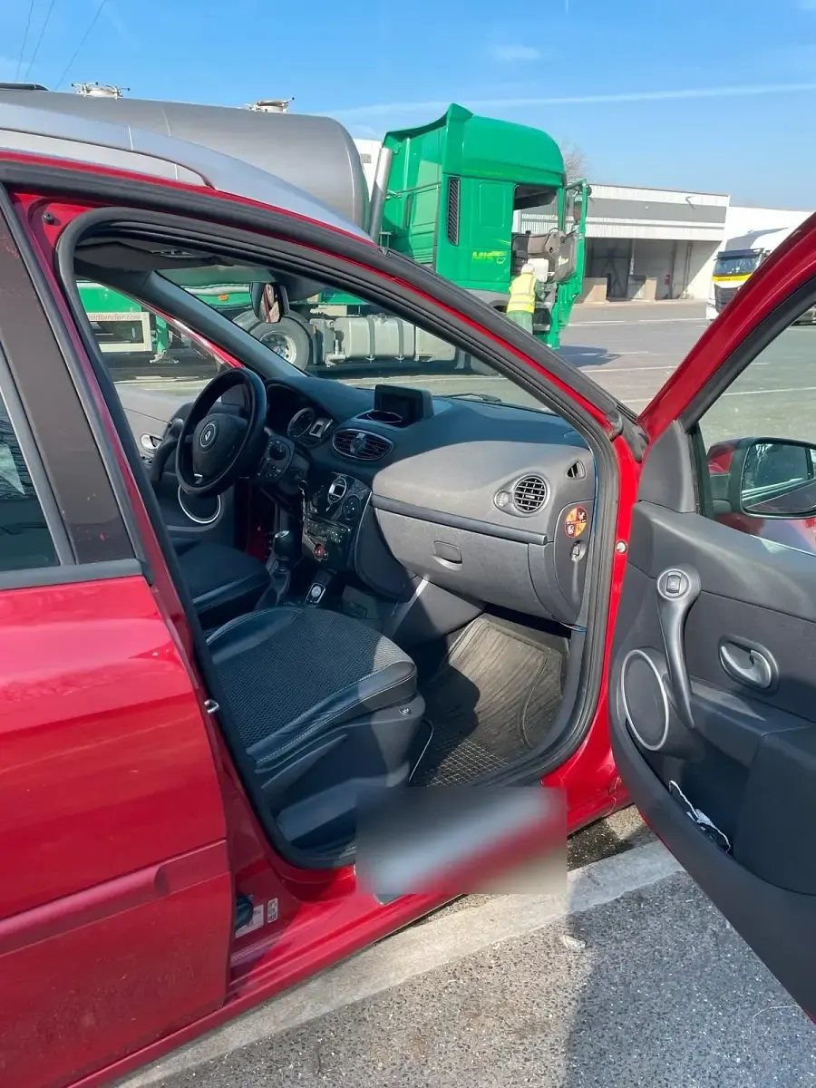 Gebraucht Renault Clio II 106 PS (77 kW) 2009 Rot Limousine