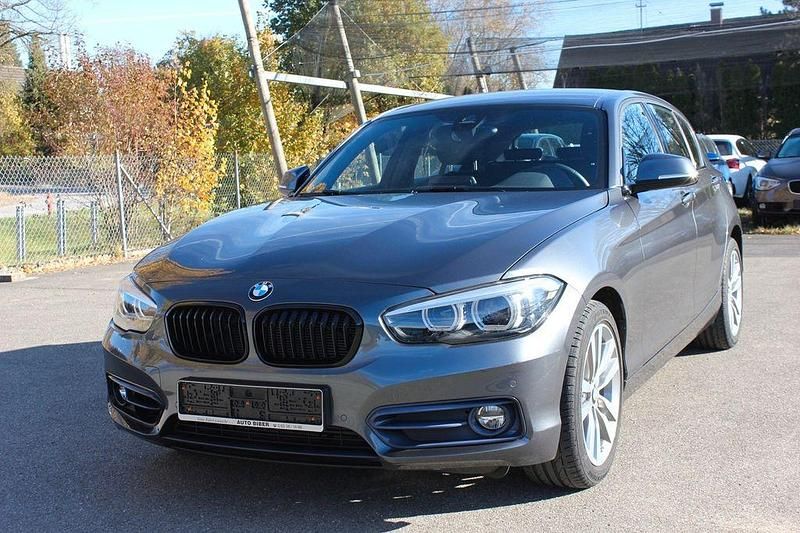 Grau Gebraucht 2019 BMW 118 Sport Line Kleinwagen | 18.450 € (Fairer Preis) - Bild 1/4