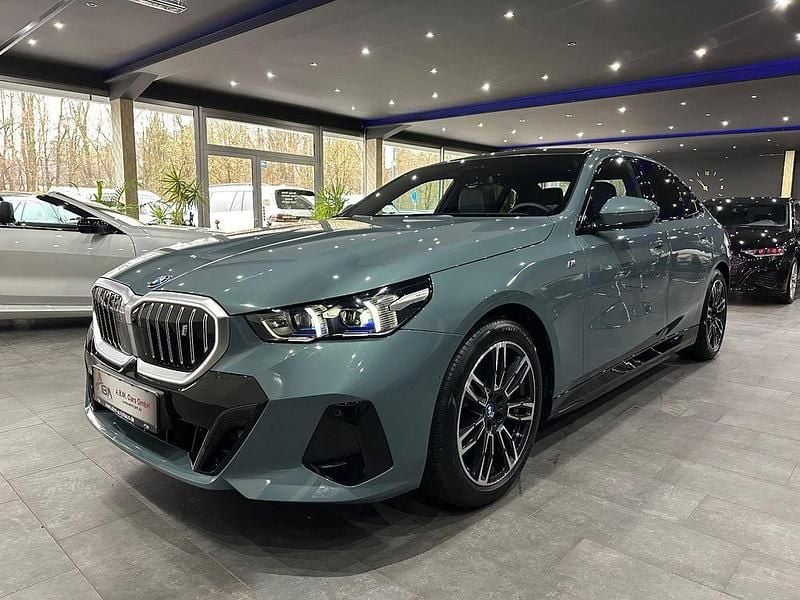 Cape york gruen metallic Gebraucht 2024 BMW i5 M Sport Limousine | 52.890 € (Superpreis) - Bild 1/4