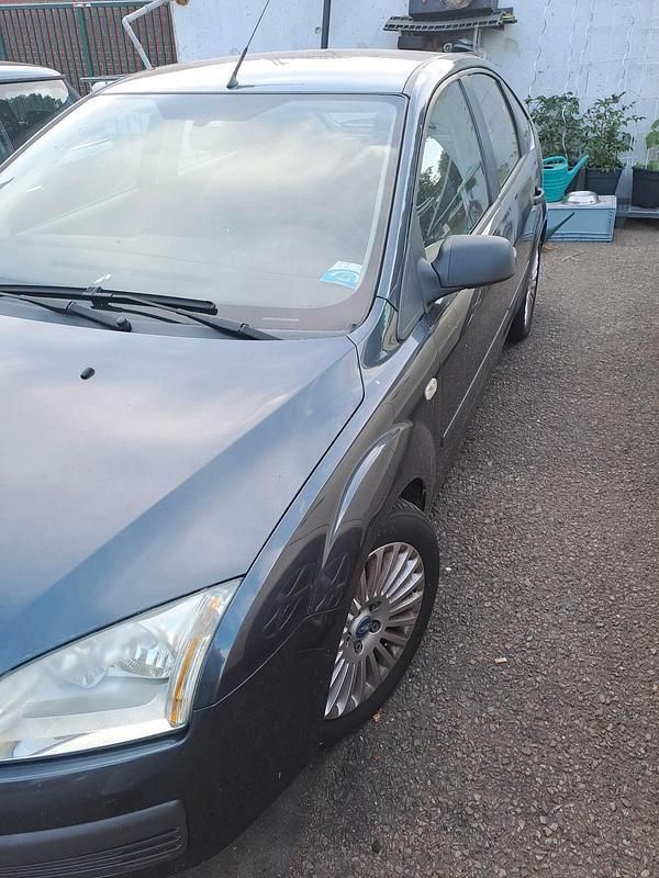 Grau Gebraucht 2007 Ford Focus Limousine | 850 € (Superpreis) - Bild 1/4