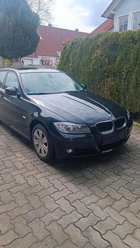 Schwarz Gebraucht 2011 BMW 318 Kombi | 7.500 € (Teuer) - Bild 1/4