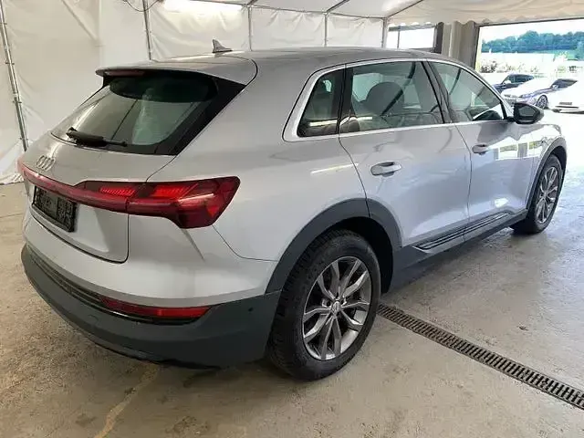 Gebraucht Audi e-tron 300 kW (408 PS) 2021 Florettsilber metallic SUV