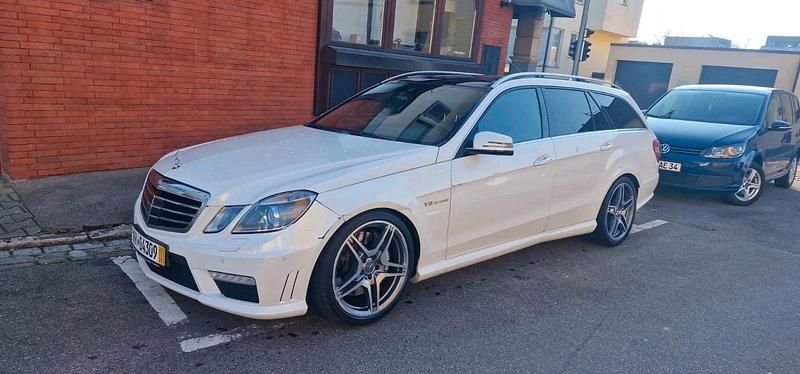 Violet Gebraucht 2011 Mercedes E63 AMG AMG Kombi | 16.490 € (Fairer Preis) - Bild 1/4