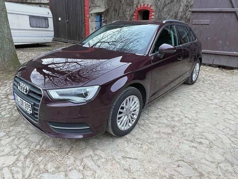 Gebraucht Audi A3 Attraction 150 PS (110 kW) 2014 Violet Limousine
