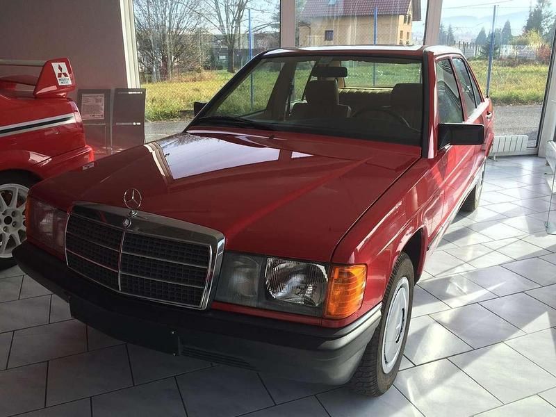 Second-hand Mercedes 190 72 CP (52 kW) 1984 Roșu Berlinǎ