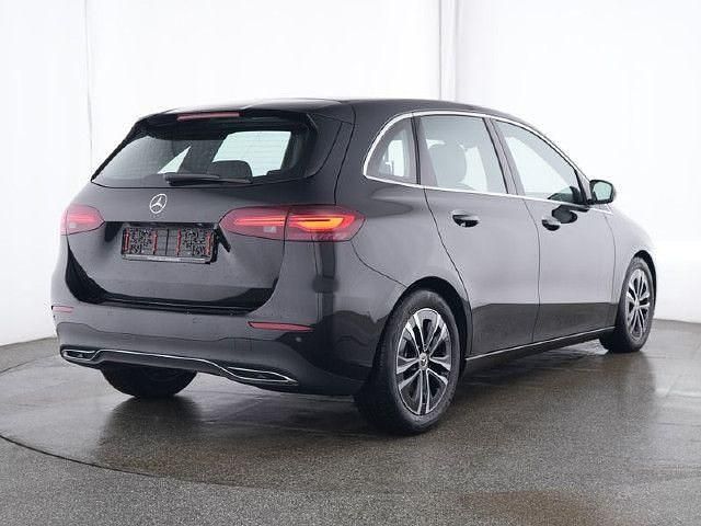 Gebraucht Mercedes B220 Progressive 190 PS (139 kW) 2024 Kosmosschwarz (metallic) Van / Kleinbus
