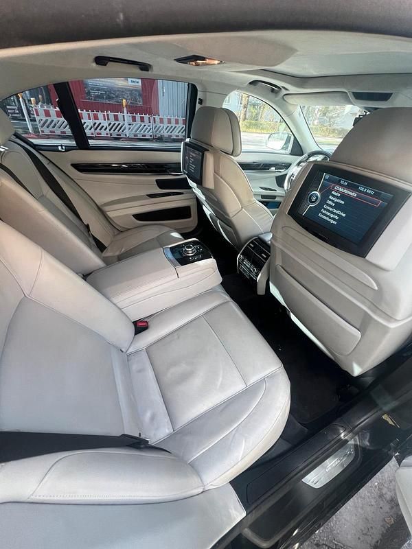 Second-hand BMW 730 245 CP (180 kW) 2011 Negru Berlinǎ